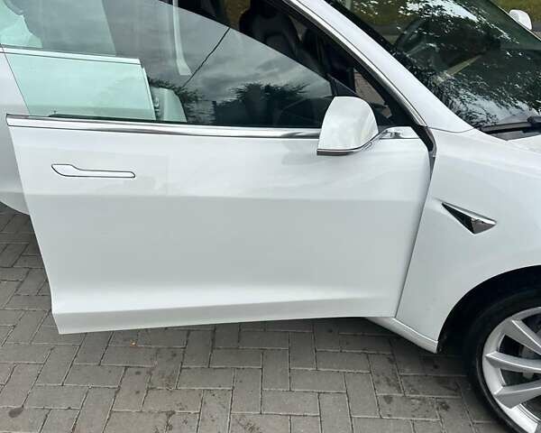 Белый Тесла Модель 3, объемом двигателя 0 л и пробегом 79 тыс. км за 16500 $, фото 27 на Automoto.ua