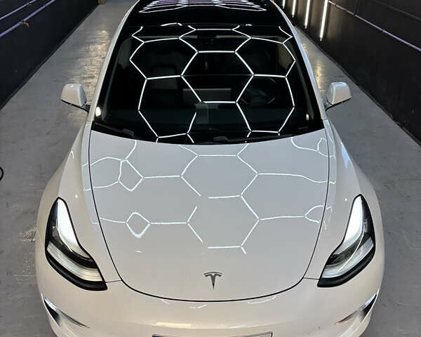 Белый Тесла Модель 3, объемом двигателя 0 л и пробегом 121 тыс. км за 19400 $, фото 26 на Automoto.ua
