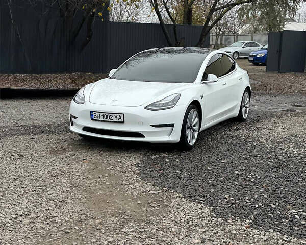 Білий Тесла Модель 3, об'ємом двигуна 0 л та пробігом 64 тис. км за 17500 $, фото 1 на Automoto.ua