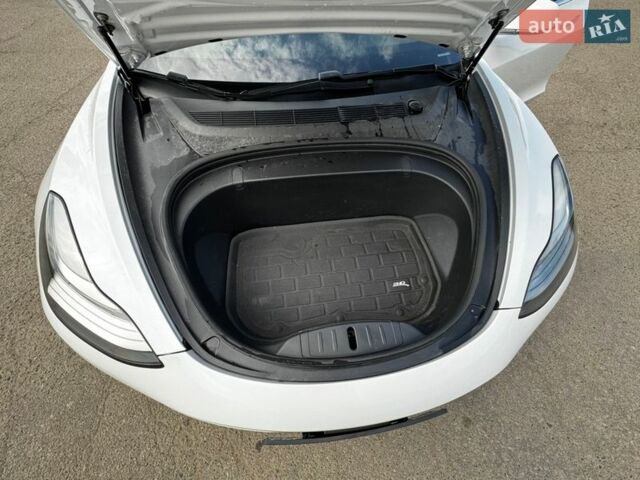 Белый Тесла Модель 3, объемом двигателя 0 л и пробегом 140 тыс. км за 19000 $, фото 34 на Automoto.ua