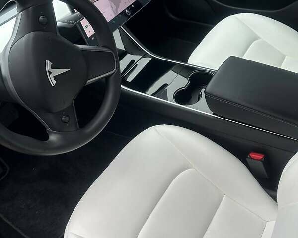 Білий Тесла Модель 3, об'ємом двигуна 0 л та пробігом 106 тис. км за 18500 $, фото 6 на Automoto.ua