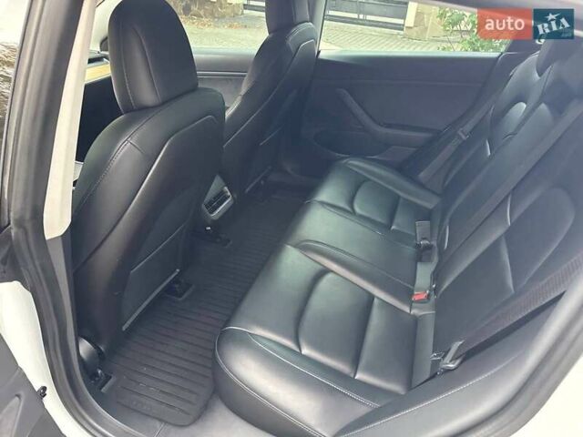 Білий Тесла Модель 3, об'ємом двигуна 0 л та пробігом 105 тис. км за 22250 $, фото 10 на Automoto.ua