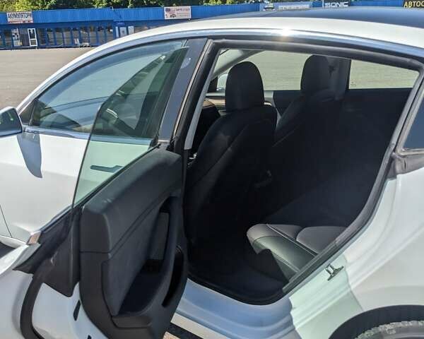 Белый Тесла Модель 3, объемом двигателя 0 л и пробегом 101 тыс. км за 23500 $, фото 11 на Automoto.ua