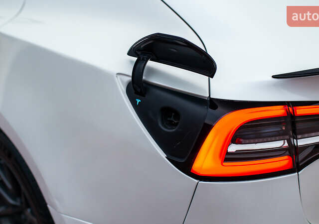 Белый Тесла Модель 3, объемом двигателя 0 л и пробегом 63 тыс. км за 15999 $, фото 18 на Automoto.ua