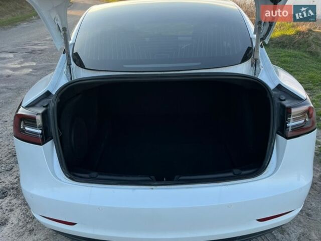 Белый Тесла Модель 3, объемом двигателя 0 л и пробегом 71 тыс. км за 19500 $, фото 5 на Automoto.ua