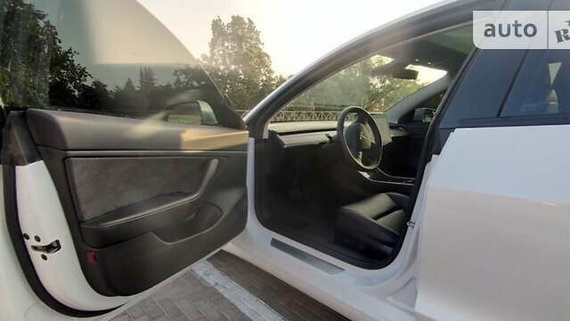 Белый Тесла Модель 3, объемом двигателя 0 л и пробегом 100 тыс. км за 19600 $, фото 4 на Automoto.ua