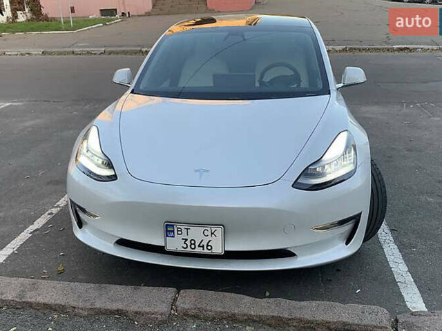 Белый Тесла Модель 3, объемом двигателя 0 л и пробегом 60 тыс. км за 18500 $, фото 1 на Automoto.ua