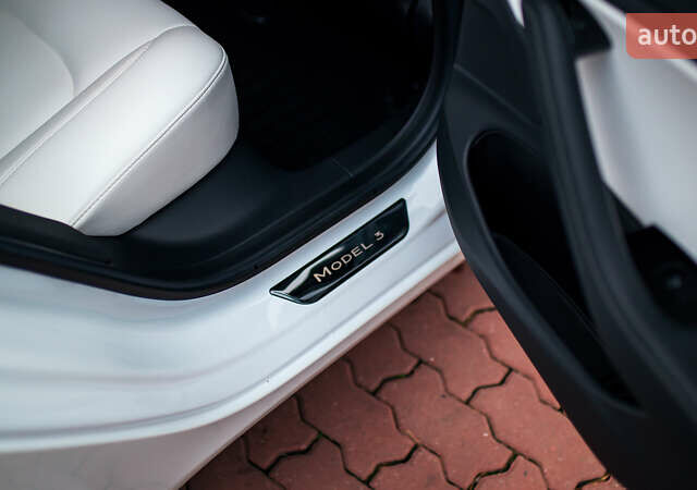 Белый Тесла Модель 3, объемом двигателя 0 л и пробегом 63 тыс. км за 15999 $, фото 29 на Automoto.ua