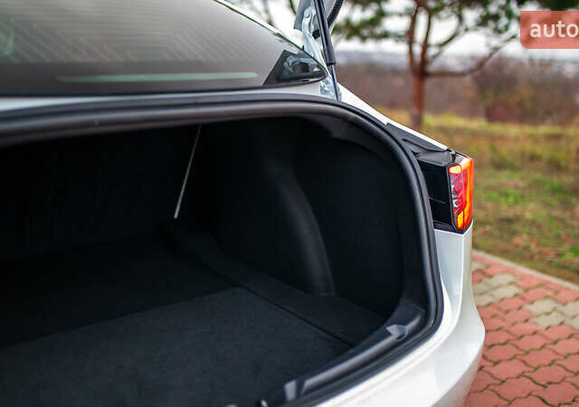 Белый Тесла Модель 3, объемом двигателя 0 л и пробегом 63 тыс. км за 15999 $, фото 23 на Automoto.ua