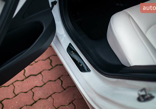 Белый Тесла Модель 3, объемом двигателя 0 л и пробегом 63 тыс. км за 15999 $, фото 22 на Automoto.ua