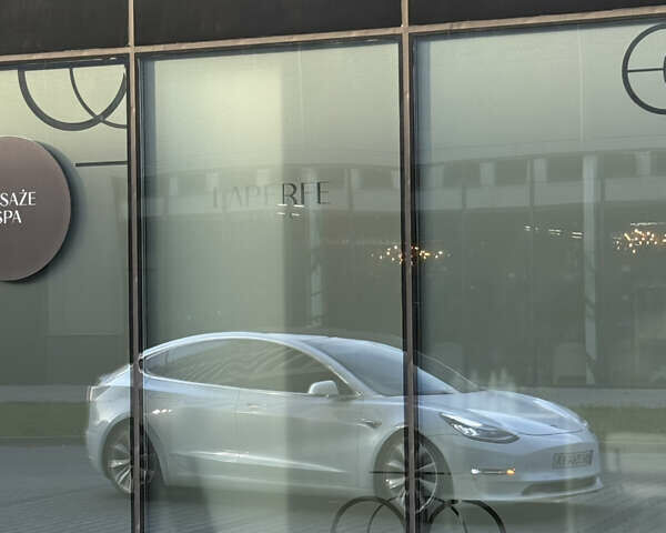 Белый Тесла Модель 3, объемом двигателя 0 л и пробегом 121 тыс. км за 19400 $, фото 1 на Automoto.ua