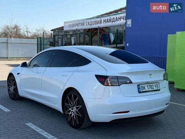 Білий Тесла Модель 3, об'ємом двигуна 0 л та пробігом 88 тис. км за 16999 $, фото 8 на Automoto.ua