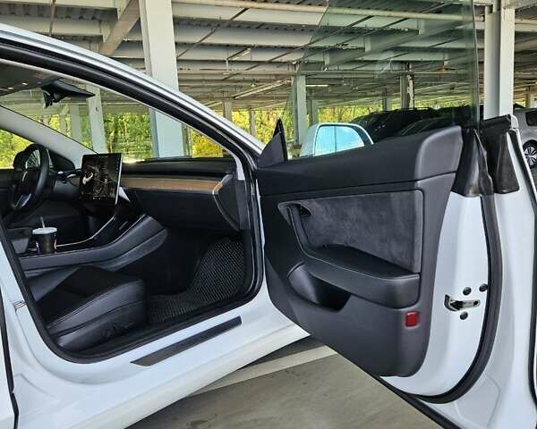 Белый Тесла Модель 3, объемом двигателя 0 л и пробегом 130 тыс. км за 23999 $, фото 17 на Automoto.ua