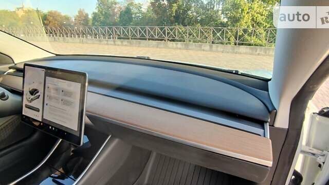 Белый Тесла Модель 3, объемом двигателя 0 л и пробегом 100 тыс. км за 19600 $, фото 7 на Automoto.ua