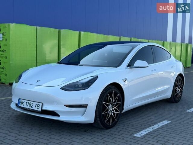 Білий Тесла Модель 3, об'ємом двигуна 0 л та пробігом 88 тис. км за 16999 $, фото 2 на Automoto.ua