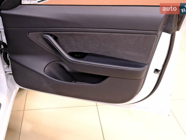 Белый Тесла Модель 3, объемом двигателя 0 л и пробегом 54 тыс. км за 15900 $, фото 30 на Automoto.ua