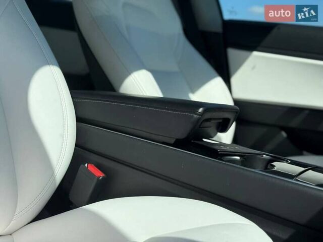 Белый Тесла Модель 3, объемом двигателя 0 л и пробегом 48 тыс. км за 20499 $, фото 50 на Automoto.ua