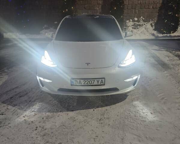 Білий Тесла Модель 3, об'ємом двигуна 0 л та пробігом 145 тис. км за 18000 $, фото 2 на Automoto.ua
