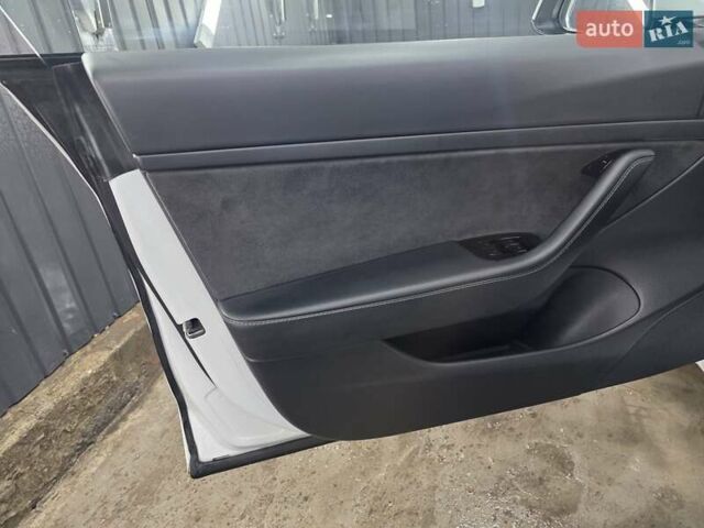Белый Тесла Модель 3, объемом двигателя 0 л и пробегом 70 тыс. км за 17400 $, фото 8 на Automoto.ua