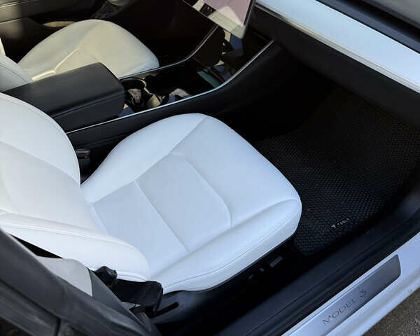 Белый Тесла Модель 3, объемом двигателя 0 л и пробегом 89 тыс. км за 16999 $, фото 18 на Automoto.ua