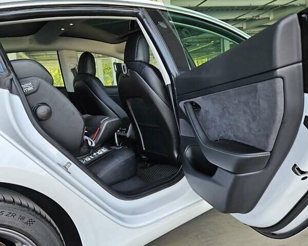 Белый Тесла Модель 3, объемом двигателя 0 л и пробегом 130 тыс. км за 23999 $, фото 16 на Automoto.ua