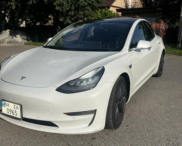 Тесла Модель 3 2019 в Ровно на Automoto.ua Белый Тесла Модель 3, объемом двигателя 0 л и пробегом 263 тыс. км за 15900 $, фото 1 на Automoto.ua