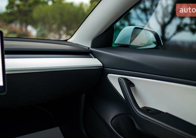 Белый Тесла Модель 3, объемом двигателя 0 л и пробегом 63 тыс. км за 15999 $, фото 38 на Automoto.ua