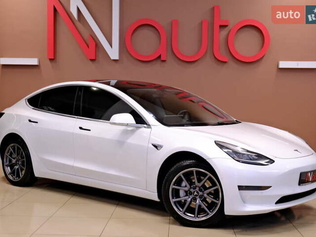 Белый Тесла Модель 3, объемом двигателя 0 л и пробегом 54 тыс. км за 15900 $, фото 4 на Automoto.ua