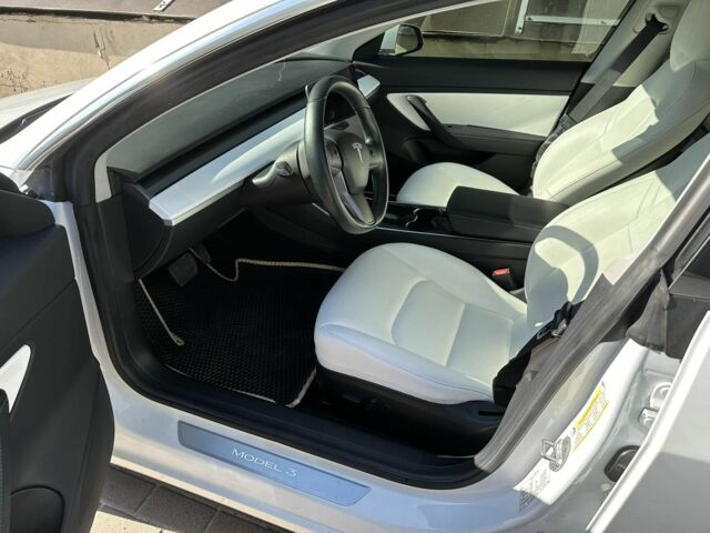 Білий Тесла Модель 3, об'ємом двигуна 0 л та пробігом 124 тис. км за 18300 $, фото 2 на Automoto.ua