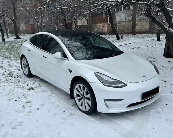 Білий Тесла Модель 3, об'ємом двигуна 0 л та пробігом 49 тис. км за 17500 $, фото 1 на Automoto.ua