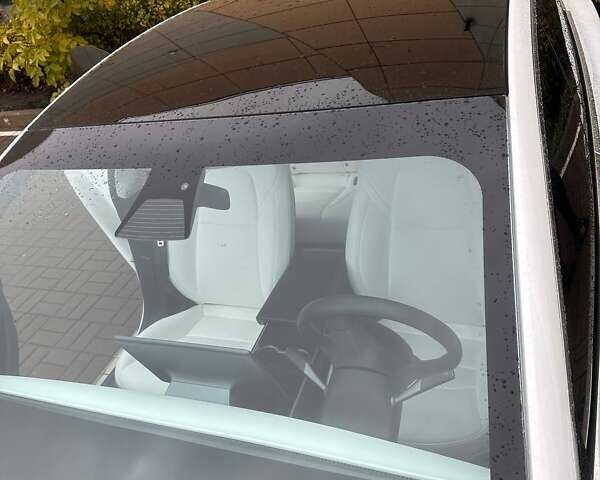 Білий Тесла Модель 3, об'ємом двигуна 0 л та пробігом 106 тис. км за 18500 $, фото 4 на Automoto.ua