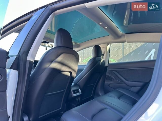 Білий Тесла Модель 3, об'ємом двигуна 0 л та пробігом 74 тис. км за 15500 $, фото 16 на Automoto.ua