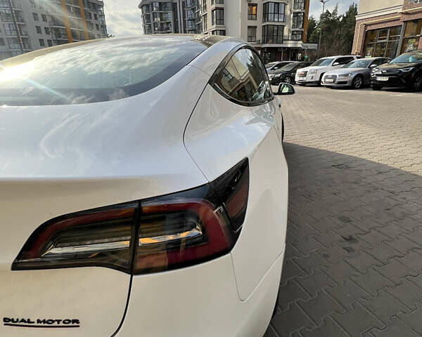 Білий Тесла Модель 3, об'ємом двигуна 0 л та пробігом 59 тис. км за 19200 $, фото 3 на Automoto.ua