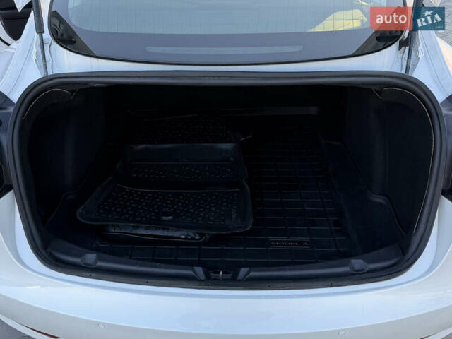 Білий Тесла Модель 3, об'ємом двигуна 0 л та пробігом 74 тис. км за 16500 $, фото 53 на Automoto.ua