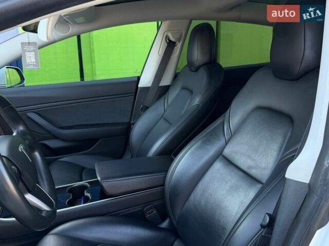 Білий Тесла Модель 3, об'ємом двигуна 0 л та пробігом 88 тис. км за 16999 $, фото 13 на Automoto.ua