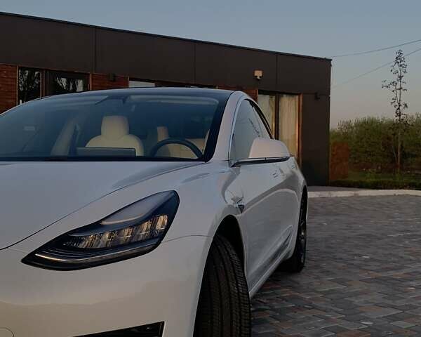 Белый Тесла Модель 3, объемом двигателя 0 л и пробегом 66 тыс. км за 15800 $, фото 7 на Automoto.ua