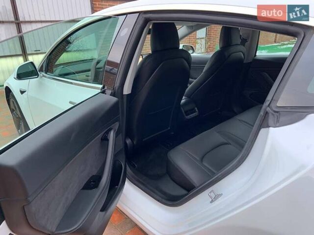 Белый Тесла Модель 3, объемом двигателя 0 л и пробегом 31 тыс. км за 32600 $, фото 28 на Automoto.ua