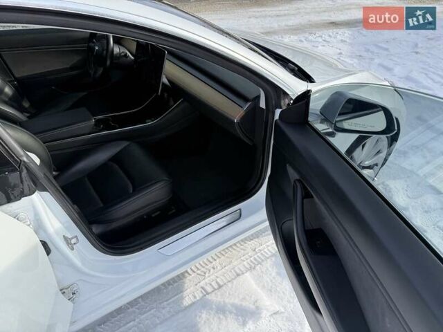 Білий Тесла Модель 3, об'ємом двигуна 0 л та пробігом 185 тис. км за 13800 $, фото 18 на Automoto.ua