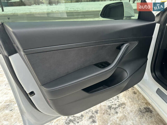 Белый Тесла Модель 3, объемом двигателя 0 л и пробегом 45 тыс. км за 15700 $, фото 10 на Automoto.ua