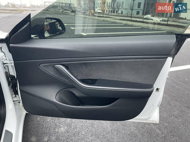 Белый Тесла Модель 3, объемом двигателя 0 л и пробегом 73 тыс. км за 17000 $, фото 30 на Automoto.ua