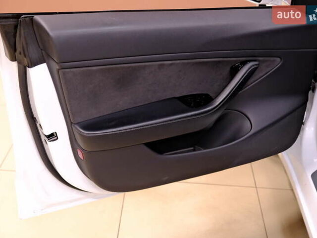 Белый Тесла Модель 3, объемом двигателя 0 л и пробегом 54 тыс. км за 15900 $, фото 25 на Automoto.ua