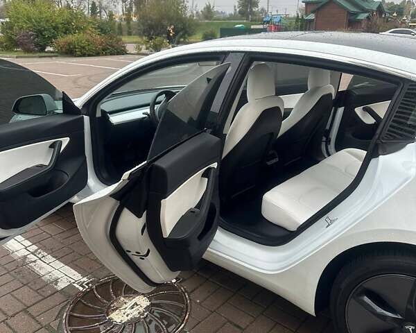 Білий Тесла Модель 3, об'ємом двигуна 0 л та пробігом 106 тис. км за 18500 $, фото 3 на Automoto.ua