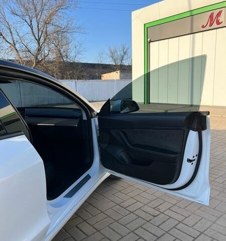 Білий Тесла Модель 3, об'ємом двигуна 0 л та пробігом 155 тис. км за 16300 $, фото 6 на Automoto.ua