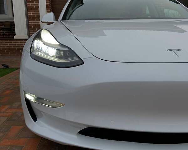 Белый Тесла Модель 3, объемом двигателя 0 л и пробегом 31 тыс. км за 32600 $, фото 7 на Automoto.ua