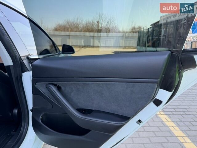 Білий Тесла Модель 3, об'ємом двигуна 0 л та пробігом 88 тис. км за 16999 $, фото 18 на Automoto.ua