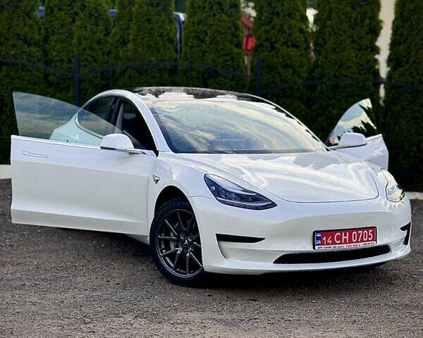 Белый Тесла Модель 3, объемом двигателя 0 л и пробегом 32 тыс. км за 21500 $, фото 6 на Automoto.ua