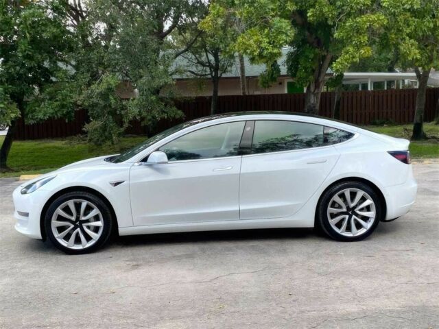Білий Тесла Модель 3, об'ємом двигуна 0 л та пробігом 32 тис. км за 6100 $, фото 2 на Automoto.ua