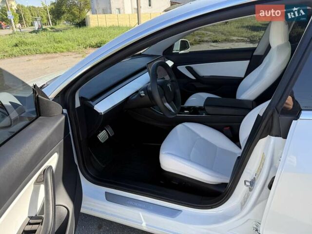 Белый Тесла Модель 3, объемом двигателя 0 л и пробегом 57 тыс. км за 21000 $, фото 74 на Automoto.ua