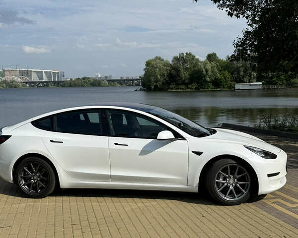 Белый Тесла Модель 3, объемом двигателя 0 л и пробегом 101 тыс. км за 14600 $, фото 16 на Automoto.ua