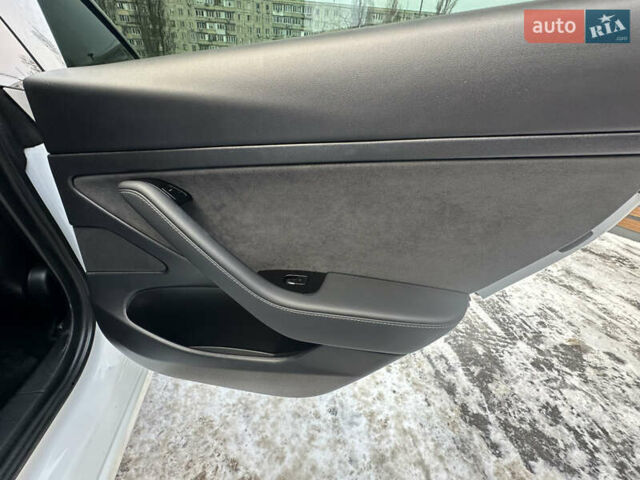 Белый Тесла Модель 3, объемом двигателя 0 л и пробегом 45 тыс. км за 15700 $, фото 16 на Automoto.ua